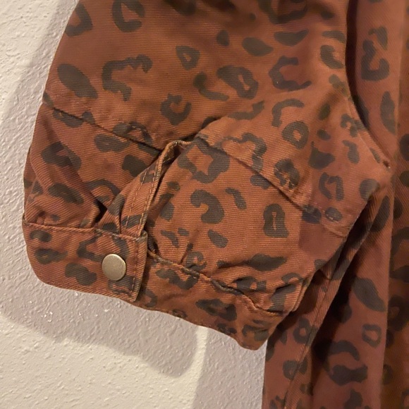 NWT Universal Thread Leopard print Puff short sleeve dress.
Size 4 - Picture 4 of 6